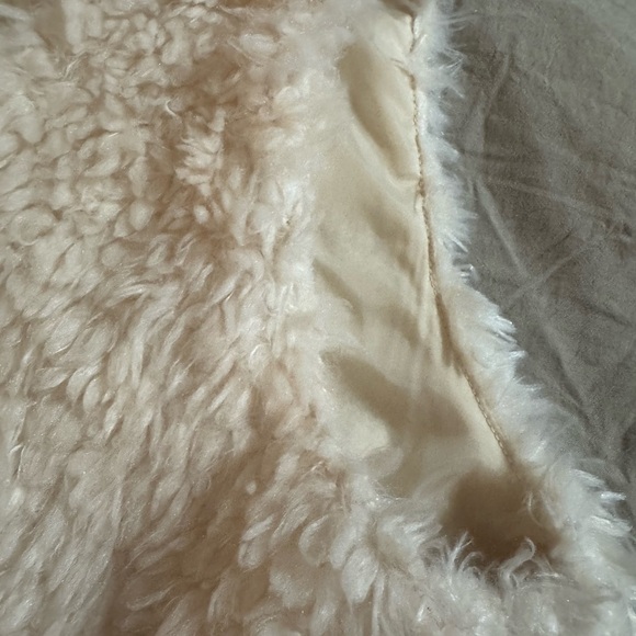 She + Sky Beige Faux Fur  Cosy Vest EUC Size Large - Picture 5 of 8